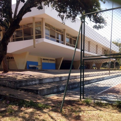 Escola da 308/307 Sul, atrás da Igrejinha. Arquiteto Oscar Niemeyer<br />Foto Luiza Campos 