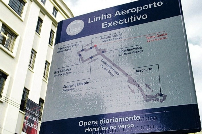 Detalhe de placa de ônibus turístico, com o trajeto pintado e os horários de passagem em relevo no ponto sinalizado<br />foto Lygia Nery 
