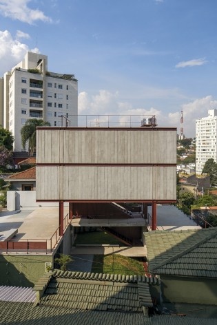 Estúdio Madalena, empena cega na face sudoeste, São Paulo, 2015. Apiacás Arquitetos<br />Foto Leonardo Finotti 