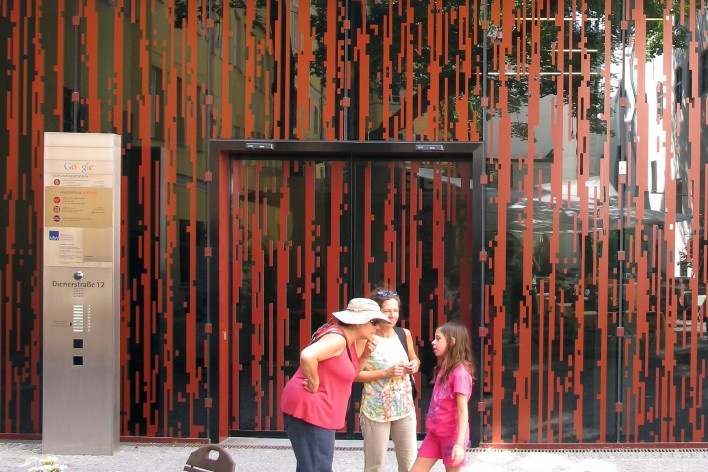 Benelisa, Silvia e Laura à frente do acesso dos escritórios no pátio central do Alter Hof<br />Foto Mathias Wolff 