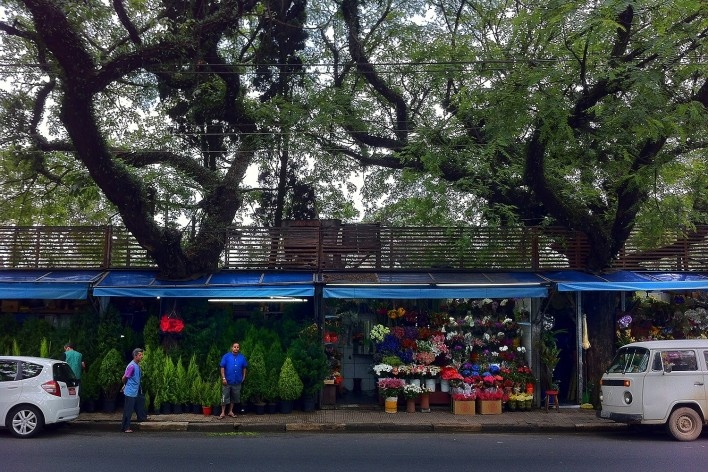 Cemitério do Araçá, muro com banca de flores voltado para Avenida Dr. Arnaldo, São Paulo<br />Foto Abilio Guerra 