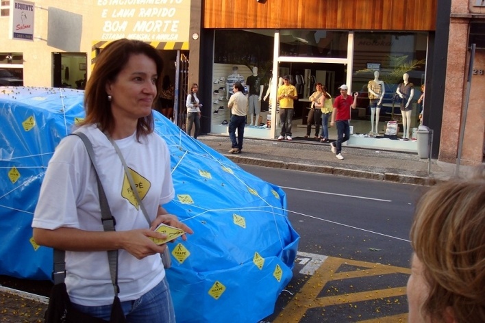 Artistas entregam adesivo do projeto Fui a Pé a motorista no centro de Limeira<br />Foto divulgação 
