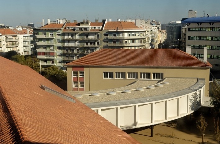 Vista dos telhados dos edifícios existentes, do corpo da nova biblioteca e da cidade, a partir da torre<br />Foto Laura Castro Caldas & Paulo Cintra 