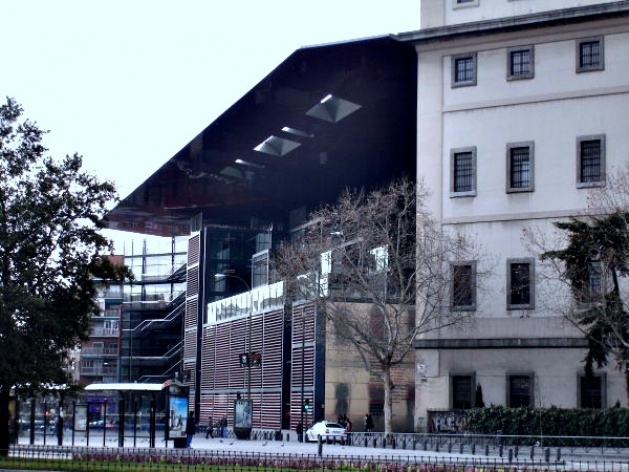 Museu Reina Sofia, anexo de Jean Nouvel em edifício antigo <br />Foto Ana Paula Medeiros 