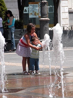 Criança brincando com água em uma praça de Cordoba (Plaza Jose Antonio Cordoba)<br />Foto Ricardo Medrano 