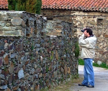 Ricardo Hernán Medrano fotografando em Robleda, pequena cidade próxima a Ciudad Rodrigo