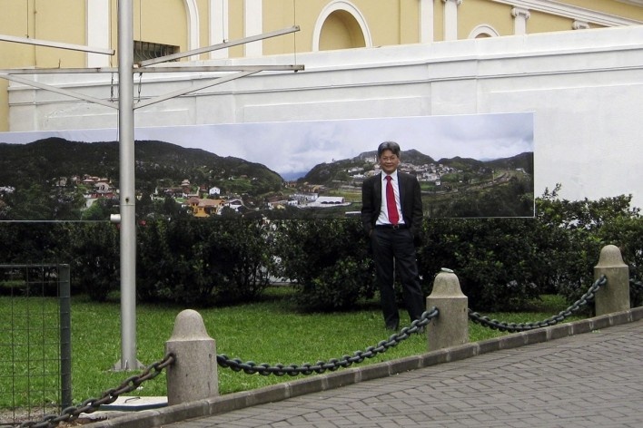 Victor Hugo Mori na frente de painel da Exposição “Patrimônio e paisagem"<br />Foto divulgação  [MCB, 2008]