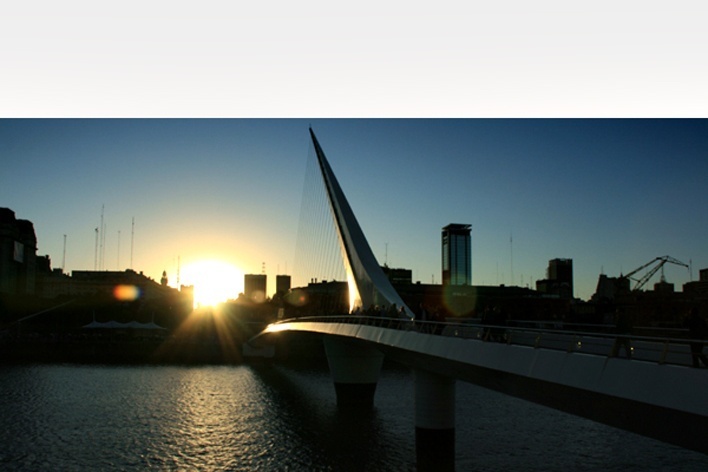 Pôr-do-sol na Puente de la Mujer, Puerto Madero<br />Foto Bruno Silveira Carvalho 