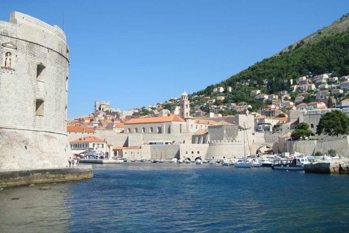 Entrando no antigo Porto de Dubrovnik. As muralhas e a cor das águas chamam a atenção<br />foto Aline Martins da Silva 