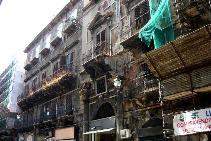 Vista de edifícios abandonados ou depredados. Palermo, Itália. Agosto/2010<br />Foto Francisco Alves 