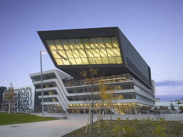 Biblioteca e Centro de Aprendizagem, Universidade de Economia e Negógios de Viena, fachada sudoeste. Zaha Hadid Architects<br />Foto Roland Halbe  [Foto divulgação]