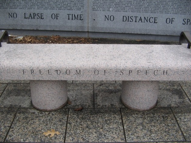 Monumento em Providence RI, banco com inscrição “Liberdade de discurso”<br />Foto Eliane Lordello, jan. 2010 