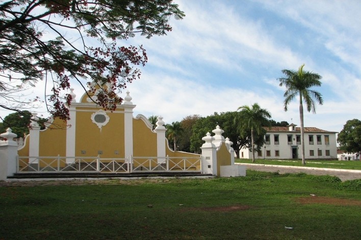 Largo do Chafariz, com o Chafariz de Cauda em primeiro plano e a Casa de Câmara e Cadeia (atual Museu das Bandeiras) ao fundo<br />Foto Carolina Fidalgo de Oliveira 