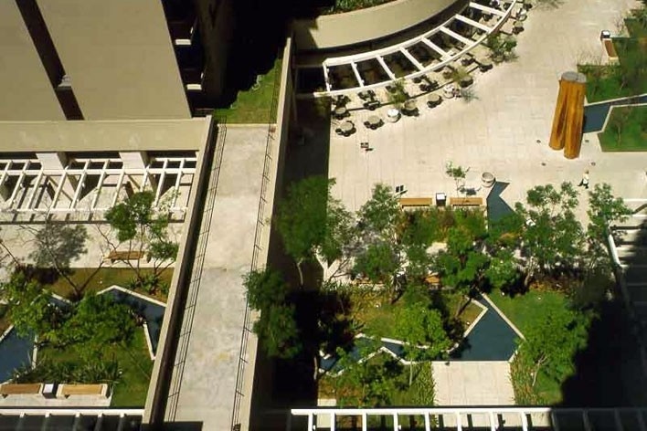 Brascan Century Plaza, praça de acesso coletivo, Itaim Bibi, São Paulo. Arquitetos Jorge Konigsberger e Gianfranco Vannucchi<br />Foto Nelson Kon 