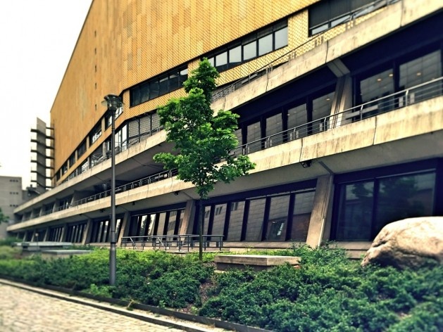 Biblioteca de Berlim, parte posterior, arquiteto Hans Scharoun, encoberta pelos edifícios da Potsdamer Platz<br />Foto Fabiano Borba Vianna, 2016 