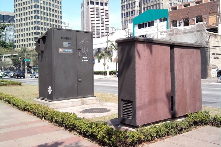 Oficina de desenho urbano MCB, interferências verticais: equipamentos de concessionária de energia elétrica, São Paulo, 2011<br />Foto Fabio Dias e Luiz Gustavo Sobral 