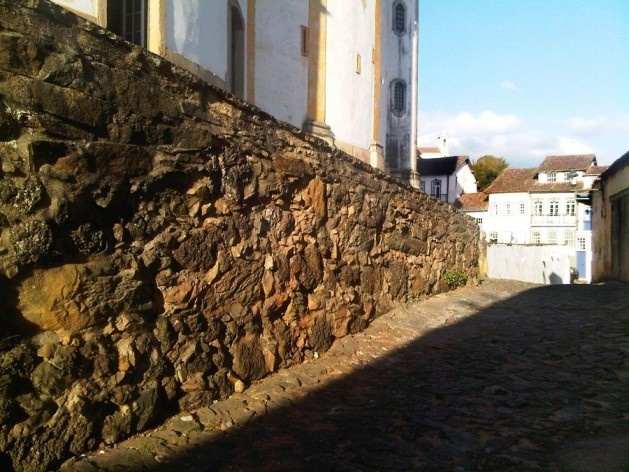 Muro de arrimo do embasamento da igreja Nossa Senhora do Rosário<br />Foto Abilio Guerra 