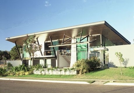 Vista da esquina – Generosa cobertura metálica sombreadora, com característica pavilhonar e implantação longitudinal ao lote<br />Imagem dos autores do projeto 