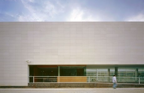 Vista externa fachada principal<br />Imagem dos autores do projeto 