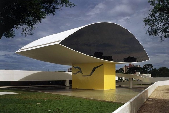 Oscar Niemeyer analisando o Playstation 5 - CIRCA descolorido : r/brasil