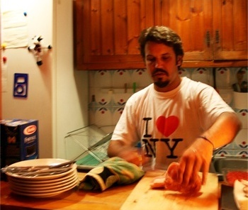 Marcio Cotrim cozinhando no Raval 
<br />Foto Rodrigo Stocco e Silvana Romano 