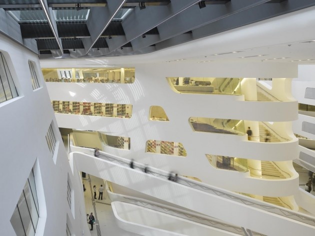 Biblioteca e Centro de Aprendizagem, Universidade de Economia e Negógios de Viena, circulações verticais. Zaha Hadid Architects<br />Foto Roland Halbe  [Foto divulgação]