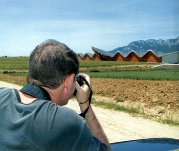 Nelson Kon fotografando bodega Ysios, arquiteto Santiago Calatrava<br />Foto Cynthia Garcia 