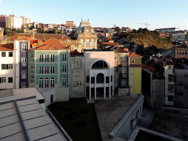 Porto, Passeio das Cardosas, pátio interno da quadra, com novas edificações de uso misto<br />Foto Andréa da Rosa Sampaio, 2014 