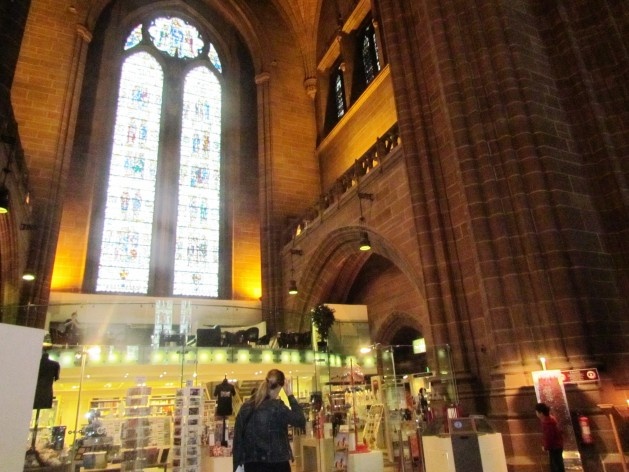 Área interna da Catedral de Liverpool, com loja e café<br />foto Ana Paula Spolon 