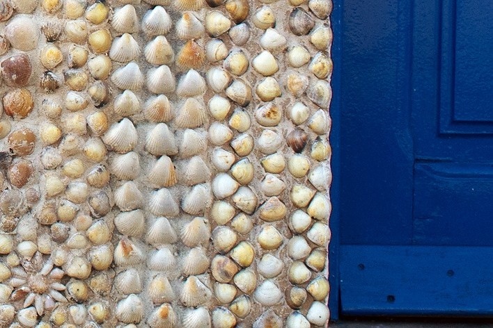 Igreja Nossa Senhora da Conceição, detalhe das rosáceas de caramujos e conchas restauradas, Guarapari<br />Foto Tom Boechat 