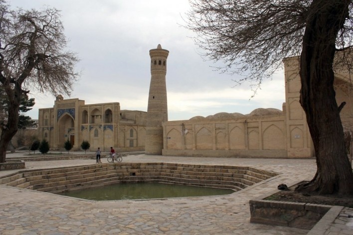 Praça do complexo Khoja-Gaukushon, em Bukhara. Os poços, antigas fontes de abastecimento de água, são hoje importantes focos da vida social em Bukhara<br />Foto José Júlio Rodrigues Vieira 