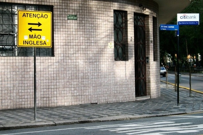 Placas de sinalização, próximas ao Passeio Público<br />foto Lygia Nery 
