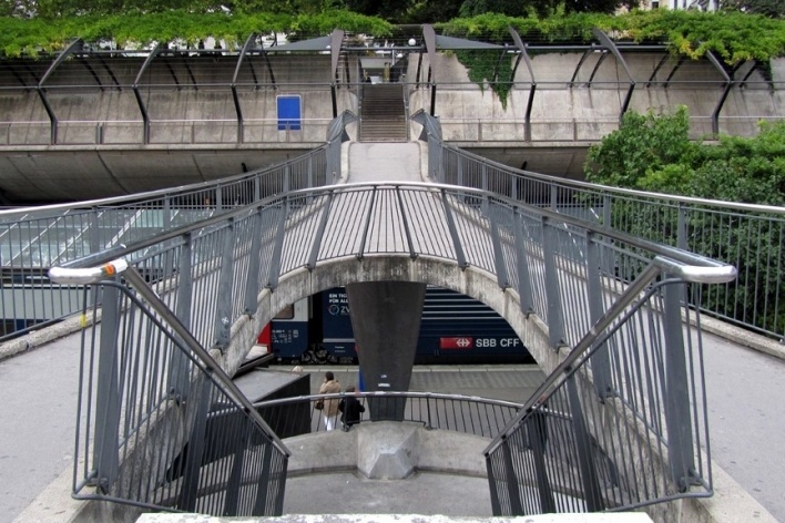 A grande passarela, principal momento simétrico do projeto, faz a conexão entre os quatro níveis<br />Foto Gabriela Celani 