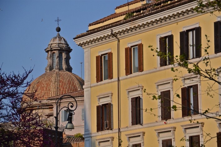 Contrastes, patrimônio edificado no centro urbano de Roma<br />Foto Fabio José Martins de Lima 