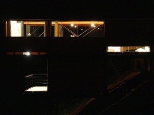 Foto noturna mostrando as aberturas modulares<br />Imagem dos autores do projeto 