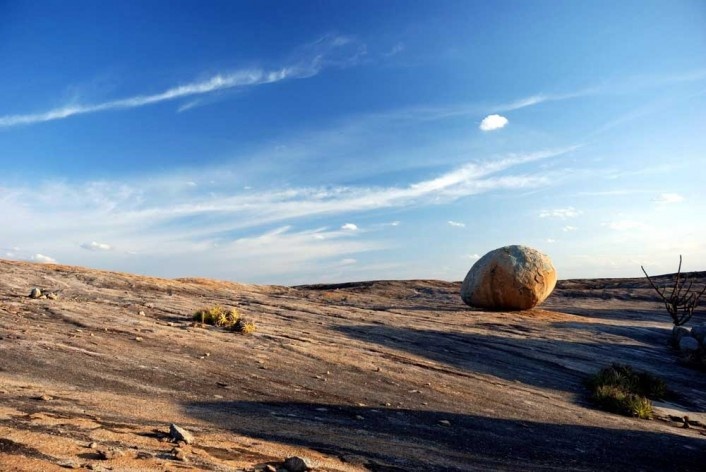 Foto 3 - Matacão isolado, numa paisagem de pedra e céu