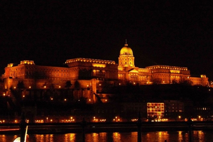Às margens do rio Danúbio, em Budapeste, o Castelo Buda com sua iluminação amarela<br />foto Lucas Gamonal Barra de Almeida 