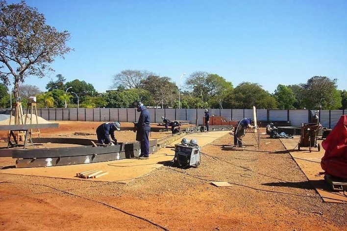 Fundação Darcy Ribeiro. Fabricação das vigas de cobertura. Instituto Brasileiro de Tecnologia do Habitat, Arquiteto João Filgueiras Lima, Lelé. Brasília DF, Brasil, 2010