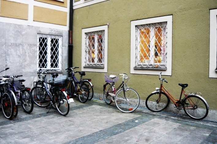 Bicicletas estacionadas em pátio na região de Marienplatz. Munique, Alemanha, dezembro 2009Bicicletas estacionadas em pátio na região de Marienplatz. Munique, Alemanha, dezembro 2009<br />Foto Francisco Alves 
