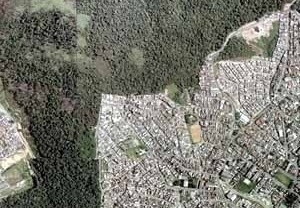 O PEFI é um fragmento de área verde isolado na cidade, na foto aérea vemos sua porção sul, divisa com o Município de Diadema. Em todo o parque a pressão nas bordas é muito intensa e são comuns as invasões e os depósitos de lixo<br />Imagem do autor do projeto 