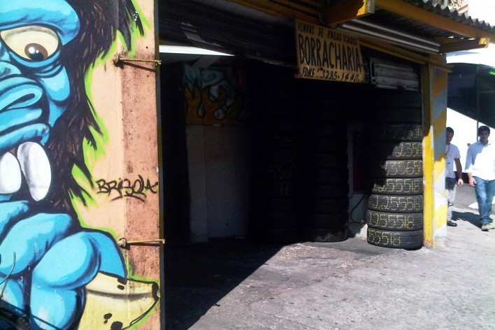 Borracharia com parede grafitada, Grotão da Bela Vista<br />Foto Abilio Guerra 