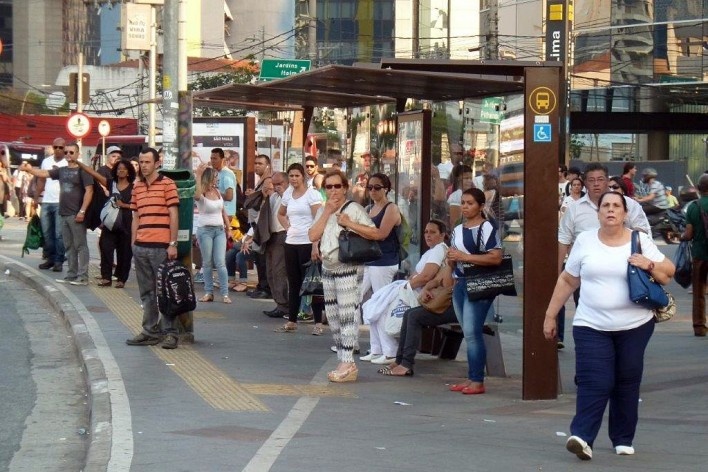 Ponto de ônibus, Largo da Batata, São Paulo<br />Foto Michel Gorski 