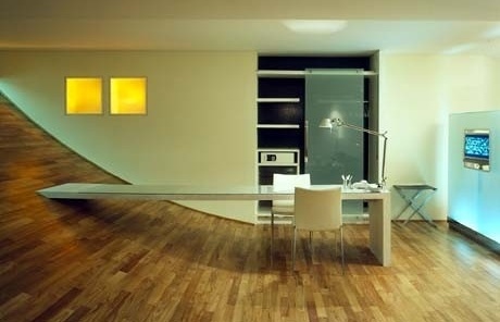 Interior do apartamento diferenciado: o piso continua até o teto - relação entre o espaço interno e o externo<br />Foto Nelson Kon 