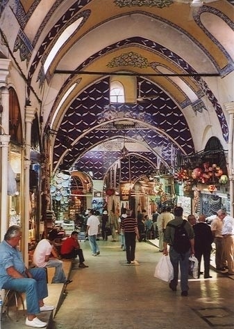 Uma das inúmeras ruas internas do Grand Bazaar, com mosaicos de azulejos no teto<br />Foto Lu Cury 