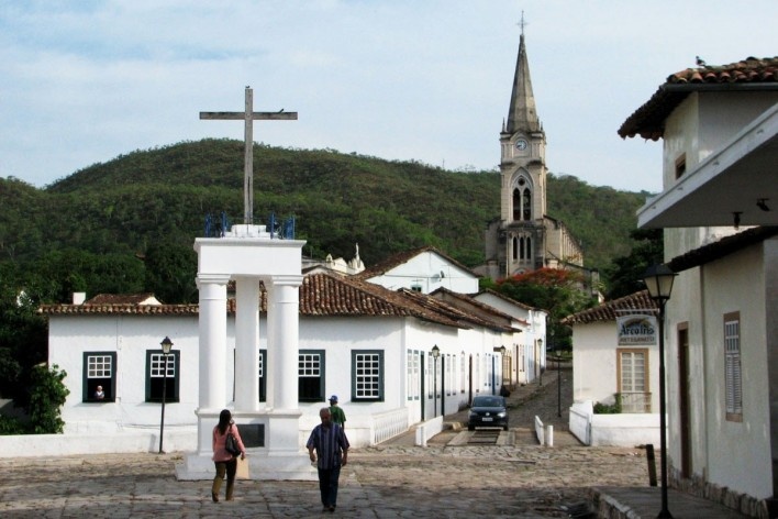 Monumento em homenagem ao Anhanguera, com ponte da Lapa e Casa de Cora Coralina atrás. Mais ao fundo, atual igreja do Rosário<br />Foto Carolina Fidalgo de Oliveira 