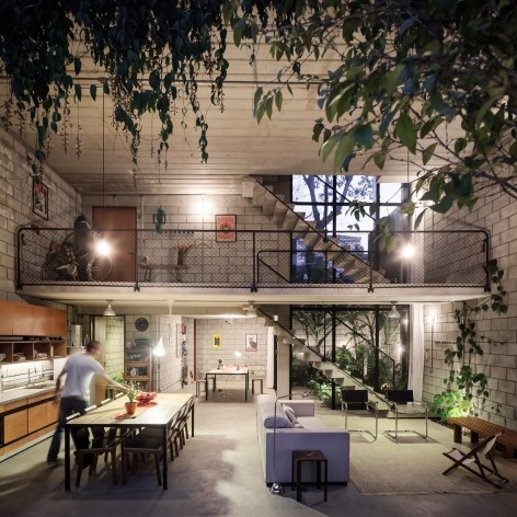 Casa Maracanã, São Paulo, cômodo com pé direito duplo e nível intermediário, cena noturna. Terra e Tuma arquitetos associados.<br />Foto Pedro Kok 