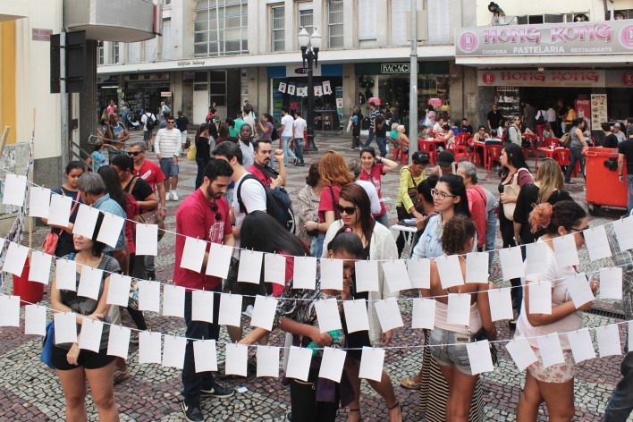 Calçadão da Rua Halfeld com seu movimento habitual, enquanto os transeuntes param para participar da exposição realizada, 30/05/2015<br />Foto David Azevedo 