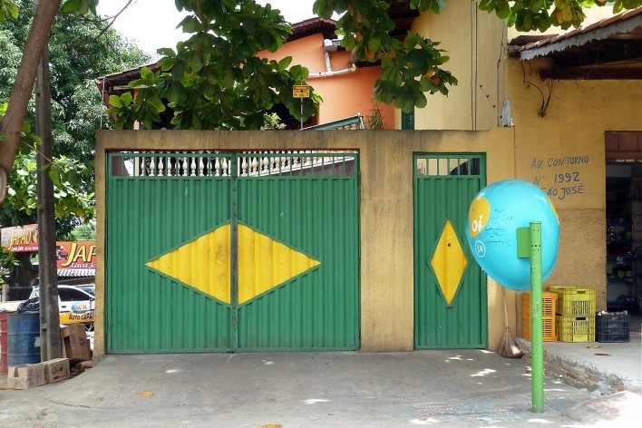 Portão residencial, Goiânia GO Brasil<br />Foto Michel Gorski 