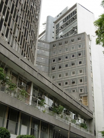 Em primeiro plano o Edifício Itália e, ao fundo, fachada posterior do Edifício Copan<br />Foto Carlos M. Teixeira 