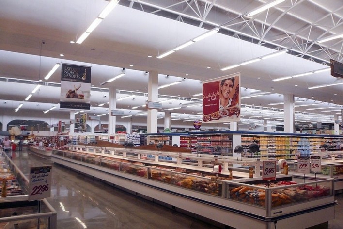 Supermercado Angeloni, Criciúma, 1976-1978 (original) e 2009-2011 (reforma e ampliação). Douglas Piccolo Arquitetura<br />Foto Cinara Piccolo 